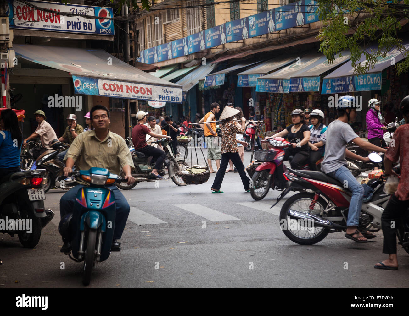 Marché alimentaire dans le vieux quartier de Hanoi, Vietnam Banque D'Images