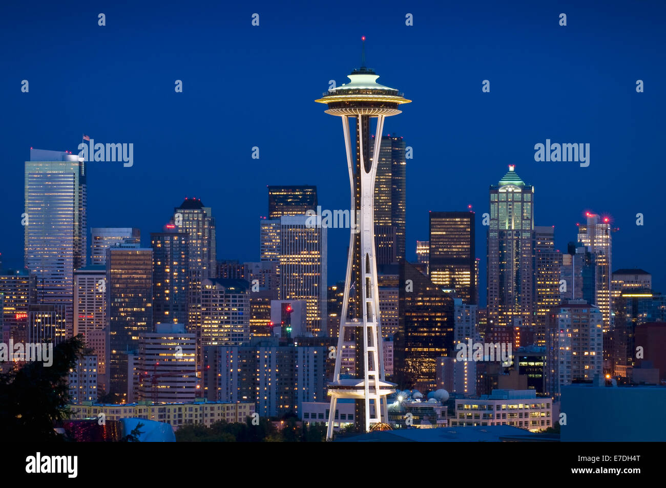 Centre-ville de Seattle lueurs au crépuscule transition dans la nuit. Banque D'Images