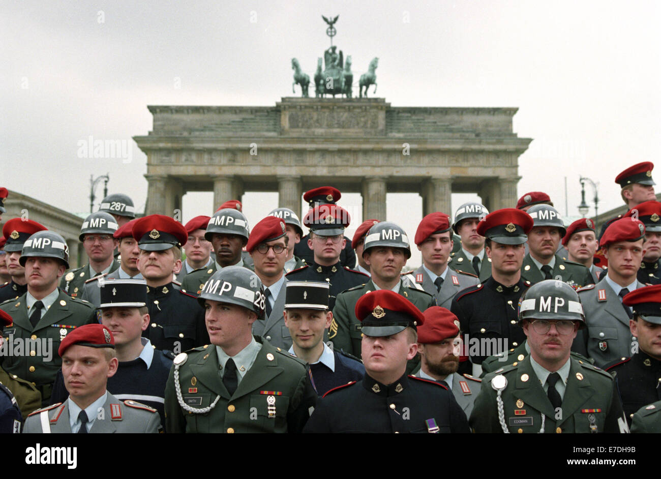 Nous, les soldats anglais et français posent pour une photo d'adieu en face de la porte de Brandebourg à Berlin le 27 avril 1994. Les officiers s'asseoir sur des chaises dans la première ligne, alors que les syndiqués de se tenir derrière les policiers sur la Strasse des 17. Juni. 180 soldats de les alliés occidentaux et l'ensemble de la Bundeswehr ont posé pour la photo historique. Photo : Jan Bauer Banque D'Images