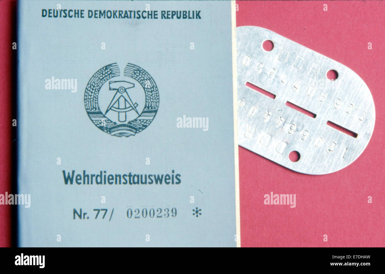 Une photo non datée montre une carte d'identification de l'Armée du Peuple (NVA) et des étiquettes d'identification. L'Armée Populaire Nationale (NVA) a existé de 1956 jusqu'en 1990. Photo : Erich Mehrl - AUCUN SERVICE DE FIL- Banque D'Images