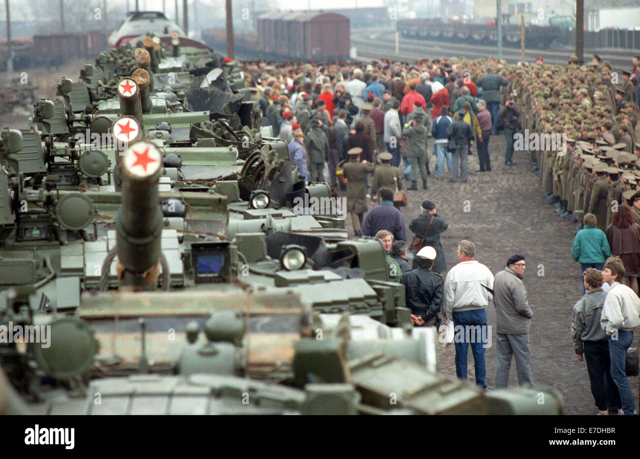 Le dernier 33 de 600 chars russes quittent l'état allemand de Thuringe à Jena, Allemagne, 24 mars 1992. D'ici la fin de l'année, le retrait des forces soviétiques hors de cet état doit être complète. La plupart de ces personnes font face à la situation sociale difficile de revenir en arrière dans leur patrie comme il y a un manque de logements et d'emplois. Photo : Jan-Peter Kasper Banque D'Images