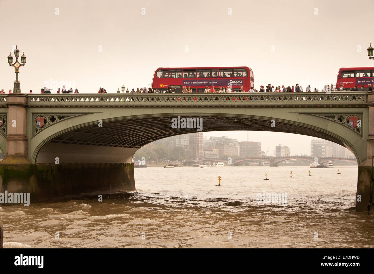 London Red Bus traversant la Tamise à Westminster Bridge Banque D'Images