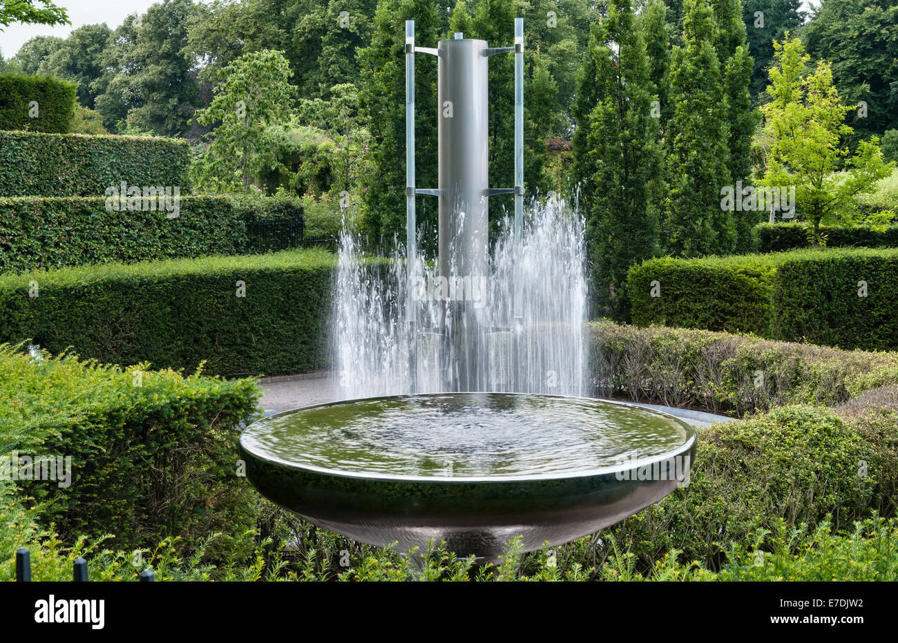 Le Jardin d'Alnwick, Northumberland, Angleterre. Deux sculptures d'eau par William Pye dans le Serpent Garden Banque D'Images