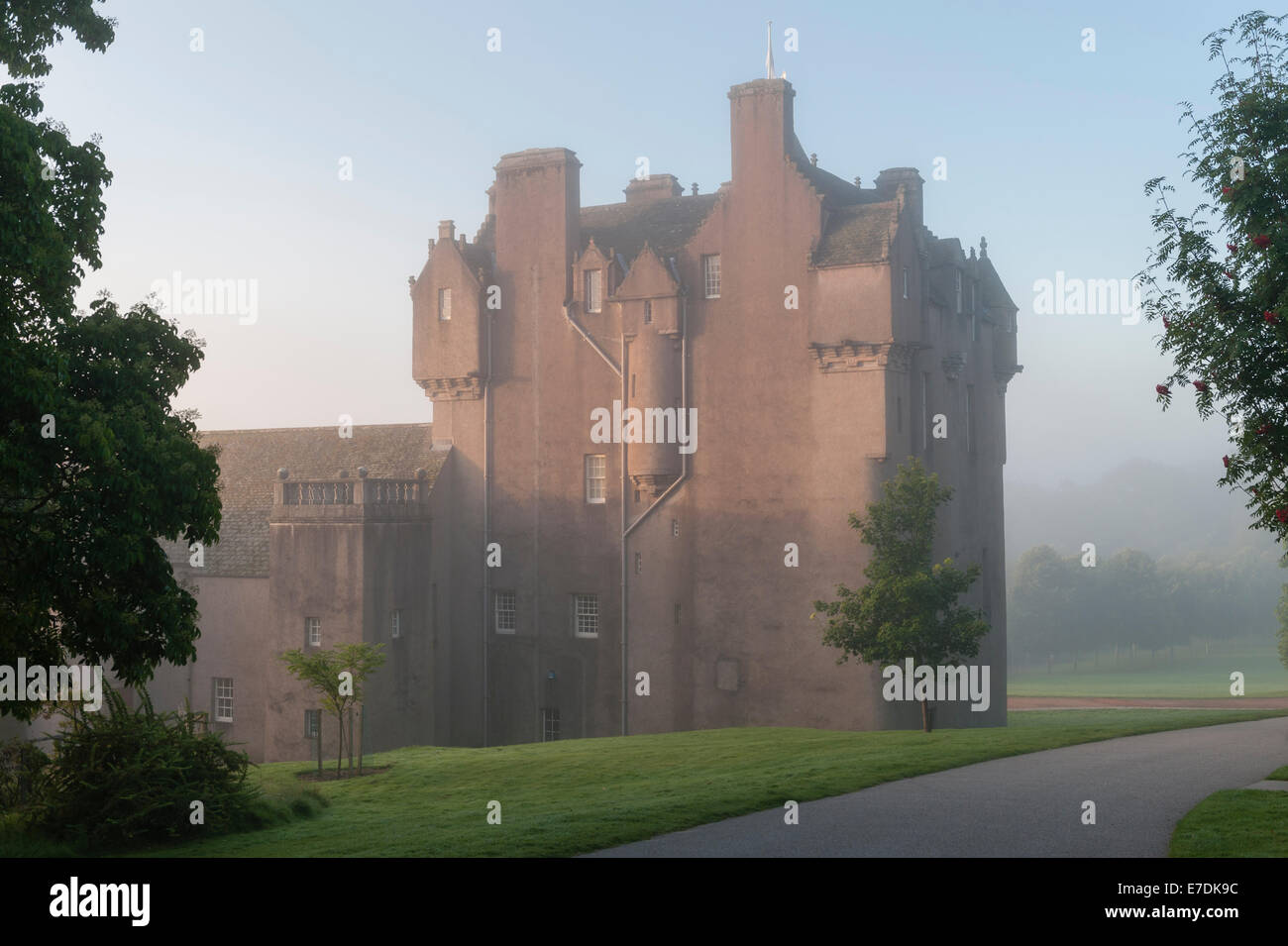 Château de Crathes du XVIe siècle, Banchory, Écosse, Royaume-Uni. Un matin de fin d'été en septembre, avec une brume matinale suspendue au-dessus du château Banque D'Images