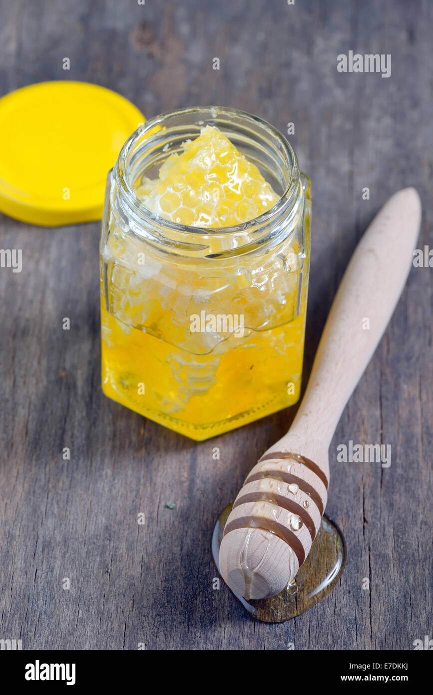 De miel et de miel en pots de verre Banque D'Images