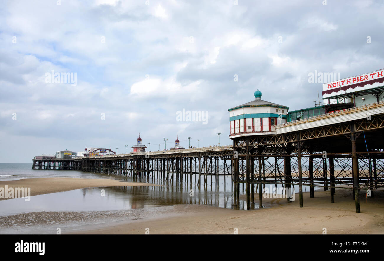 North Pier, à marée basse. Blackpool, Lancashire Banque D'Images