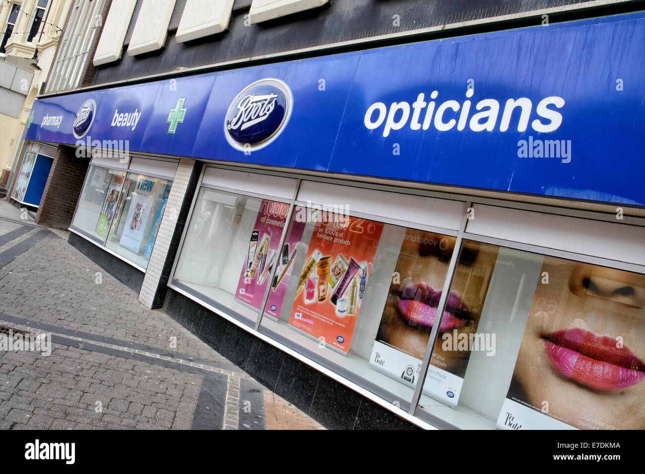 Boots pharmacy shop Banque de photographies et d'images à haute résolution  - Alamy