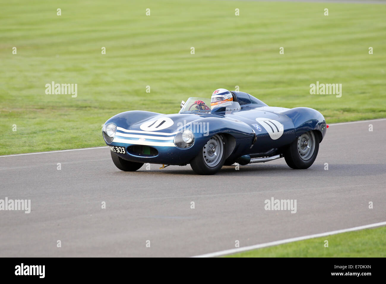 Chichester, West Sussex, UK. 13 Sep, 2014. Photos de la Goodwood Revival 2014 - La Lavant Cup, pour Jaguar D-type pour marquer le 60e anniversaire de l'un des plus célèbres de l'époque des machines. Voitures et a inclus les versions bec long de la D-Type, qui a remporté les 24 Heures du Mans trois ans à compter de 1955-57. Photo : Derek Bell dans un 1956 Jaguar D-Type Credit : Oliver Dixon/Alamy Live News Banque D'Images