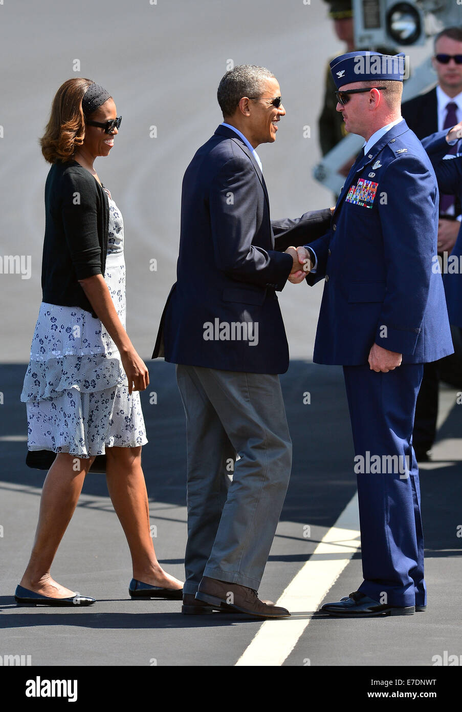 Le président des États-Unis Barack Obama et la Première Dame Michelle Obama font leur chemin à bord d'Air Force One pour voler de Homestead Air Reserve Base à Homestead, Floride. Obama est de retour à Washington, D.C., après avoir passé le week-end dans le sud de la Floride à pr Banque D'Images
