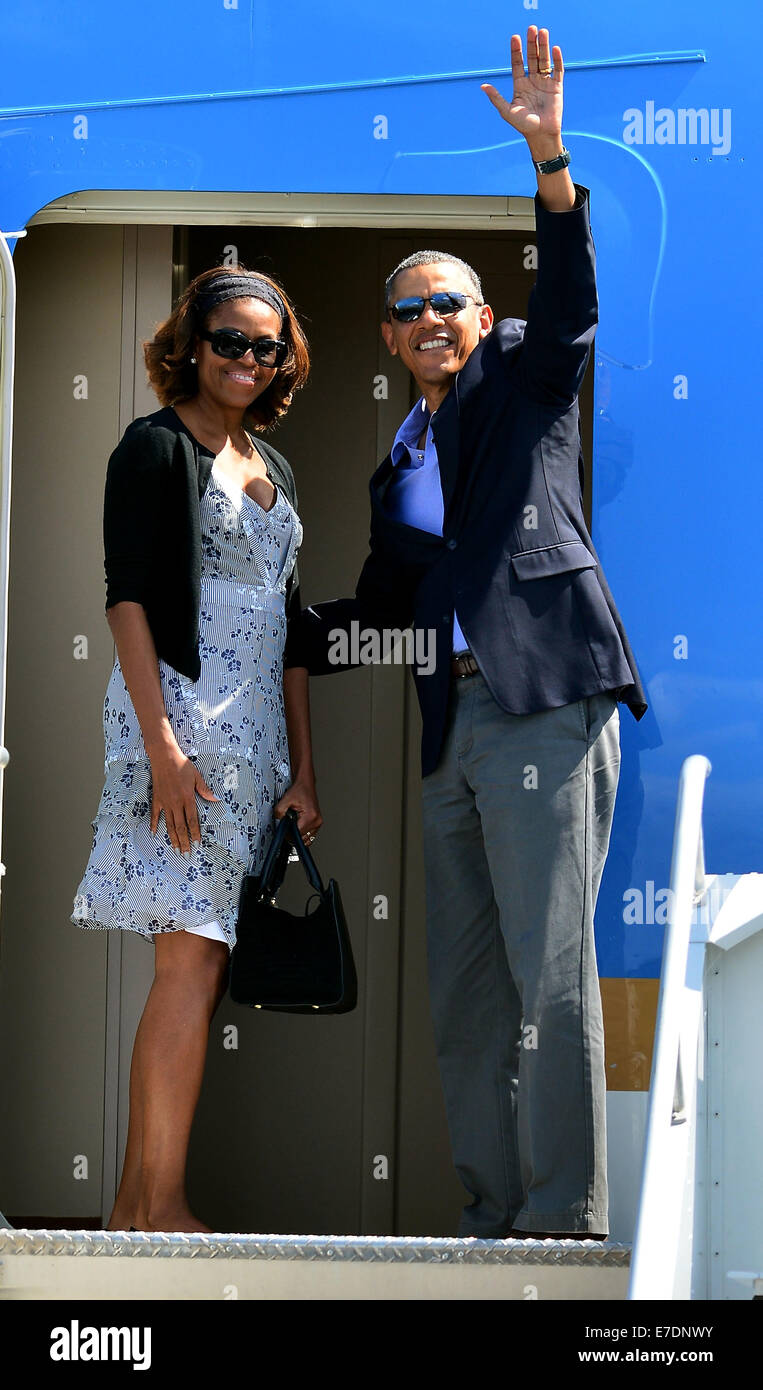 Le président des États-Unis Barack Obama et la Première Dame Michelle Obama font leur chemin à bord d'Air Force One pour voler de Homestead Air Reserve Base à Homestead, Floride. Obama est de retour à Washington, D.C., après avoir passé le week-end dans le sud de la Floride à pr Banque D'Images