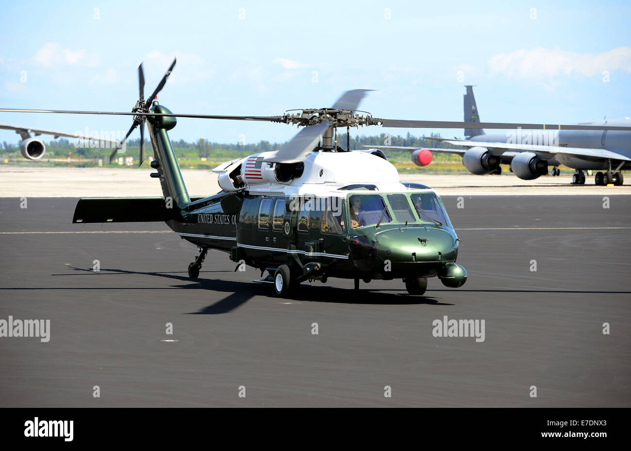 Le président des États-Unis Barack Obama et la Première Dame Michelle Obama font leur chemin à bord d'Air Force One pour voler de Homestead Air Reserve Base à Homestead, Floride. Obama est de retour à Washington, D.C., après avoir passé le week-end dans le sud de la Floride à pr Banque D'Images