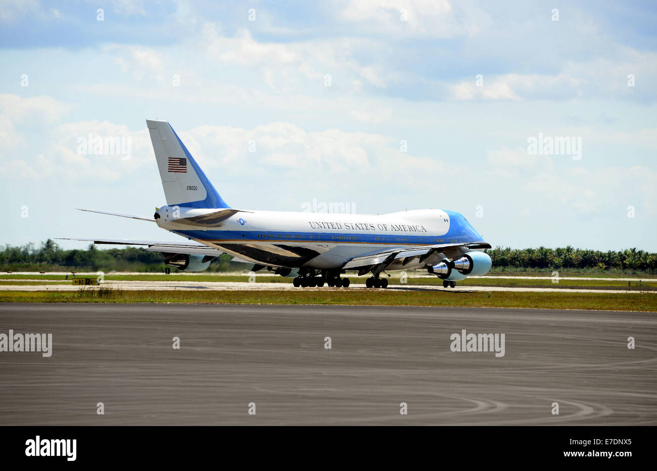 Le président des États-Unis Barack Obama et la Première Dame Michelle Obama font leur chemin à bord d'Air Force One pour voler de Homestead Air Reserve Base à Homestead, Floride. Obama est de retour à Washington, D.C., après avoir passé le week-end dans le sud de la Floride à pr Banque D'Images