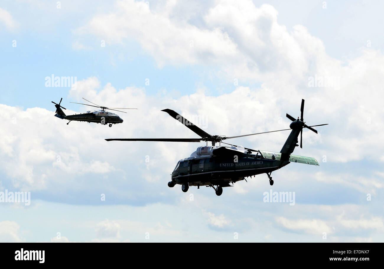 Le président des États-Unis Barack Obama et la Première Dame Michelle Obama font leur chemin à bord d'Air Force One pour voler de Homestead Air Reserve Base à Homestead, Floride. Obama est de retour à Washington, D.C., après avoir passé le week-end dans le sud de la Floride à pr Banque D'Images