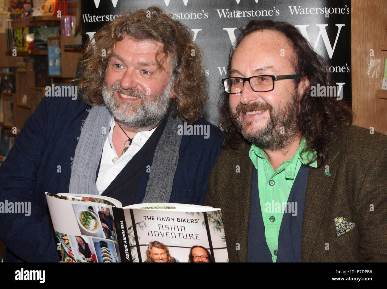 Plat Chefs Si King et Dave Myers - alias 'l'Hairy Bikers' - signer des copies de leur nouveau livre 'aventure' asiatique - et rencontrez un friendly Dalek - à Waterstones, Milton Keynes, Buckinghamshire, comprend : l'Hairy Bikers,Si,King Dave Myers Où : Milton Keynes, Royaume-Uni Banque D'Images