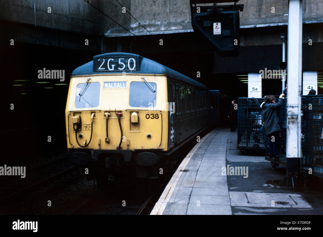 British Rail locomotive électrique de banlieue porte slam Birmingham New Street Station 1976 Banque D'Images
