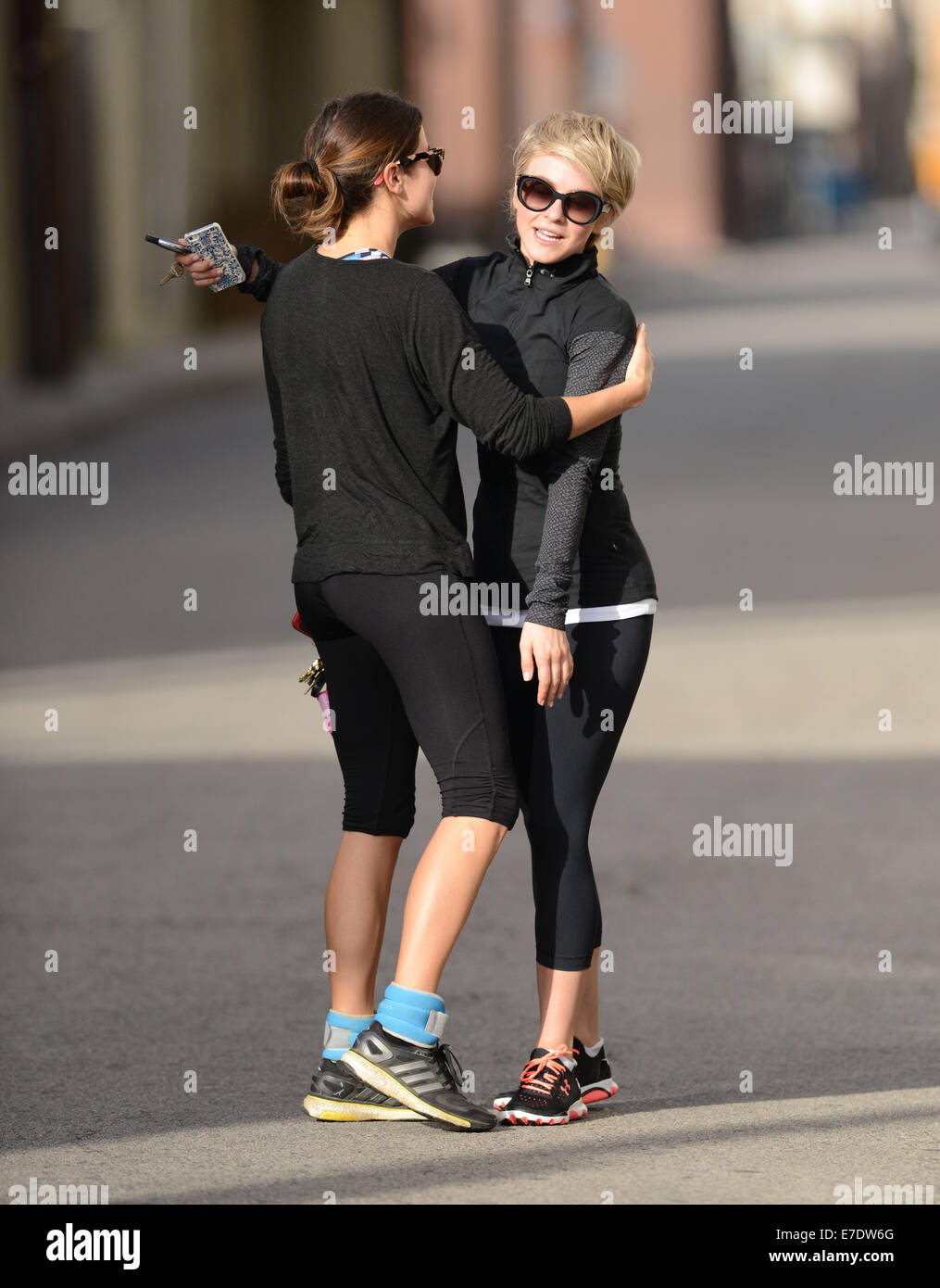 Nikki Reed et Julianne Hough partager un rire après avoir cogner dans chacune à l'extérieur d'une salle de sport, à la suite d'une séance d'entraînement comprend : Nikki Reed_Julianne Hough Où : Los Angeles, California, United States Quand : 11 Mars 2014 Banque D'Images