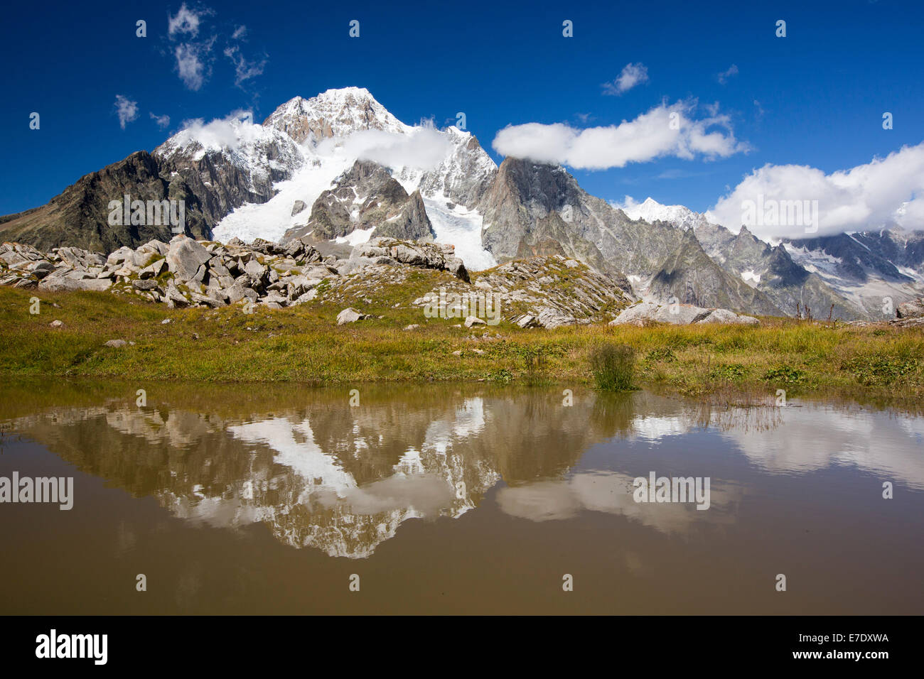En regardant vers le Mont Blanc du haut Val Veny, Italie. Banque D'Images