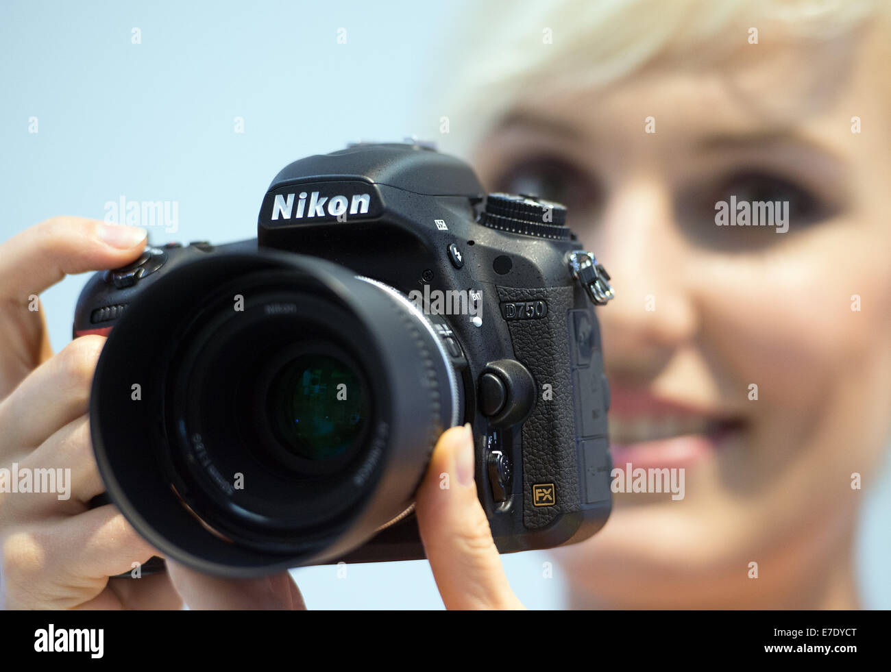 Cologne, Allemagne. 15 Sep, 2014. Un modèle est le nouveau Nikon D750 à Cologne, Allemagne, 15 septembre 2014. A propos de 1070 entreprises de 51 pays présents dans l'industrie photo nouveautés du 16 au 21 septembre 2014. PHOTO : FEDERICO GAMBARINI/DPA/Alamy Live News Banque D'Images