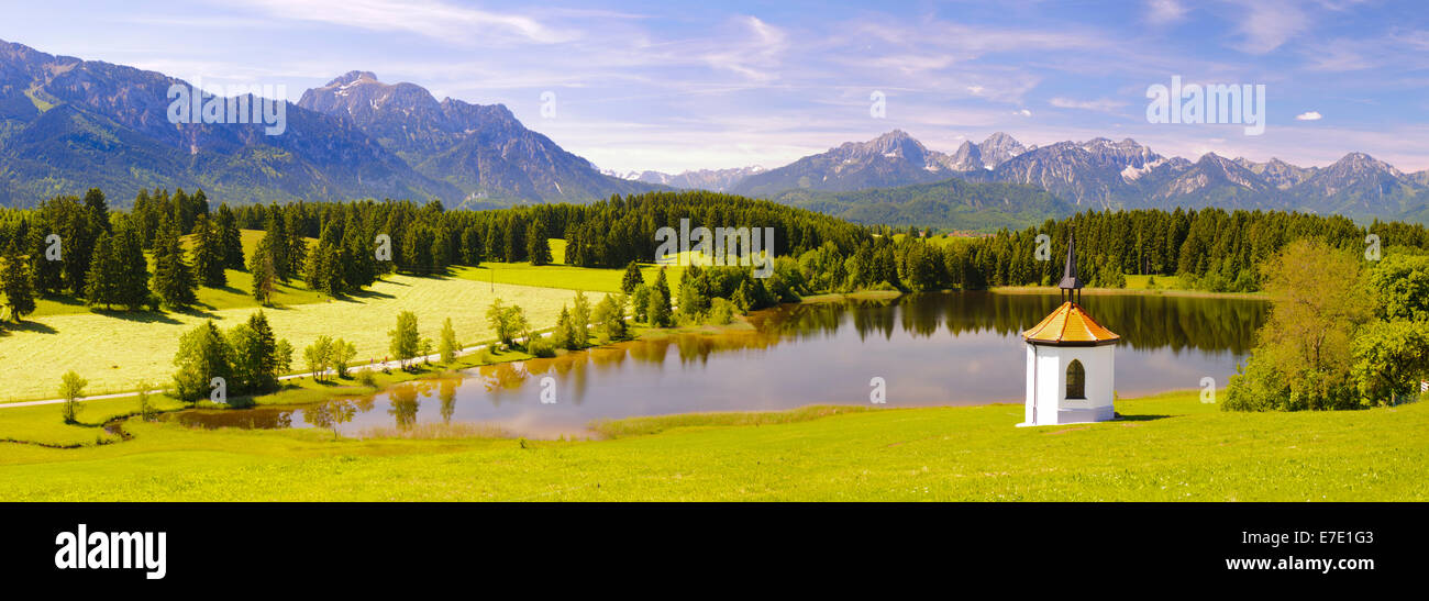 Paysage panoramique en Bavière, Allemagne, avec lac à proximité ville Fussen Banque D'Images