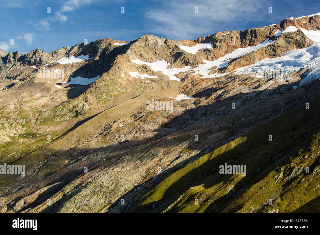 Le recul rapide des glaciers Glacier sur l'AIG des glaciers, une partie de la chaîne du Mont-Blanc. Les moraines latérales sont bien visibles qu'une fois la glace bordé, comme c'est le rock frais exposés par la régression rapide. Banque D'Images