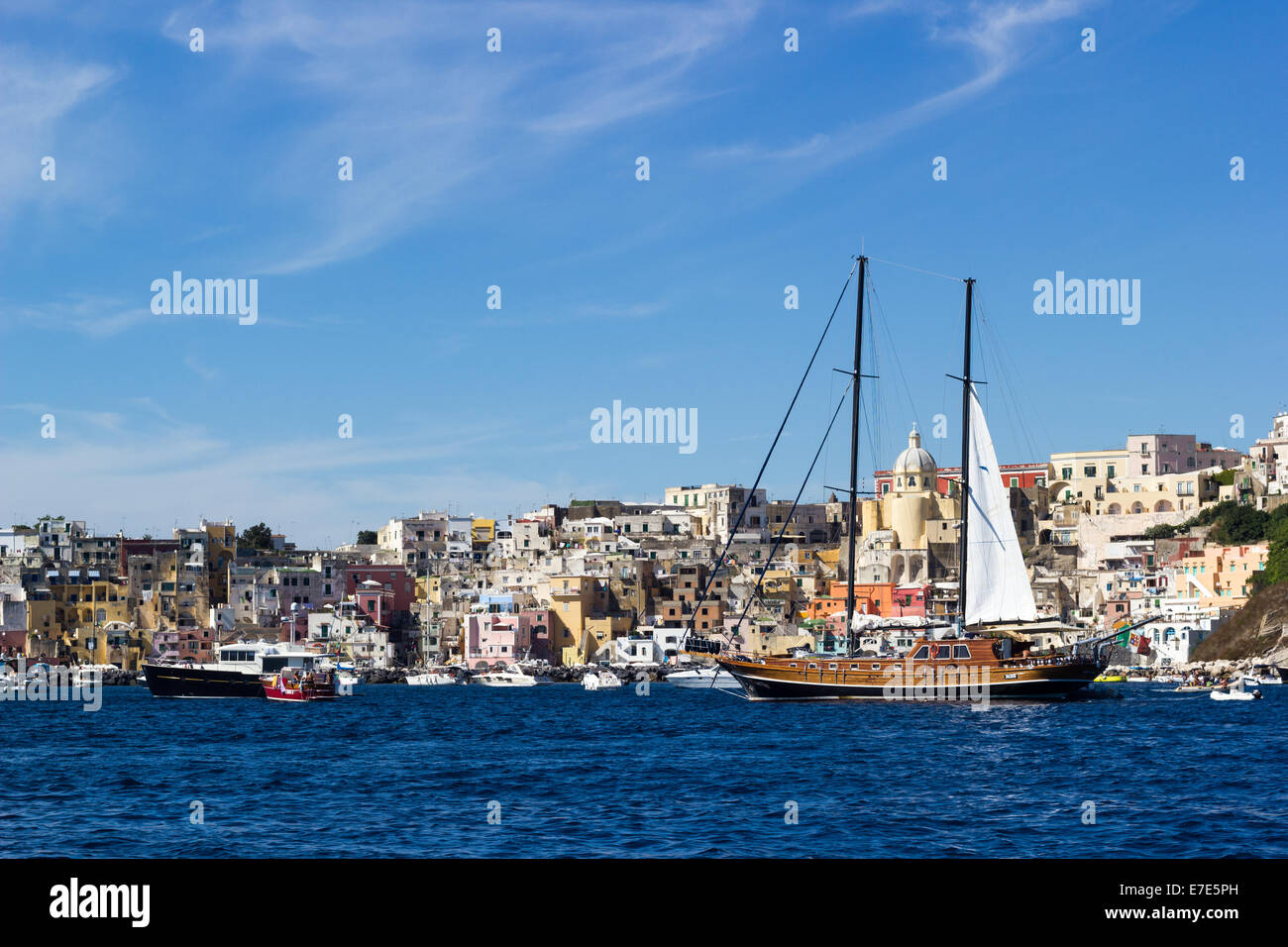 Procida, île colorée dans la mer Méditerranée, Naples, Italie. Sur le premier plan de voilier Banque D'Images
