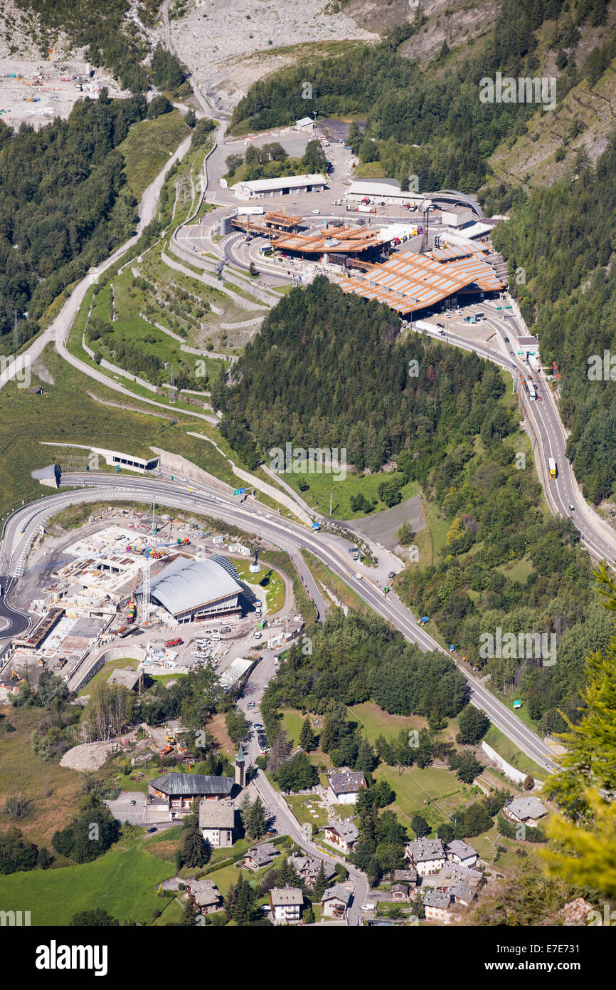 L'entrée du tunnel du Mont Blanc à Entreves, côté italien, au-dessus de Courmayeur. Banque D'Images