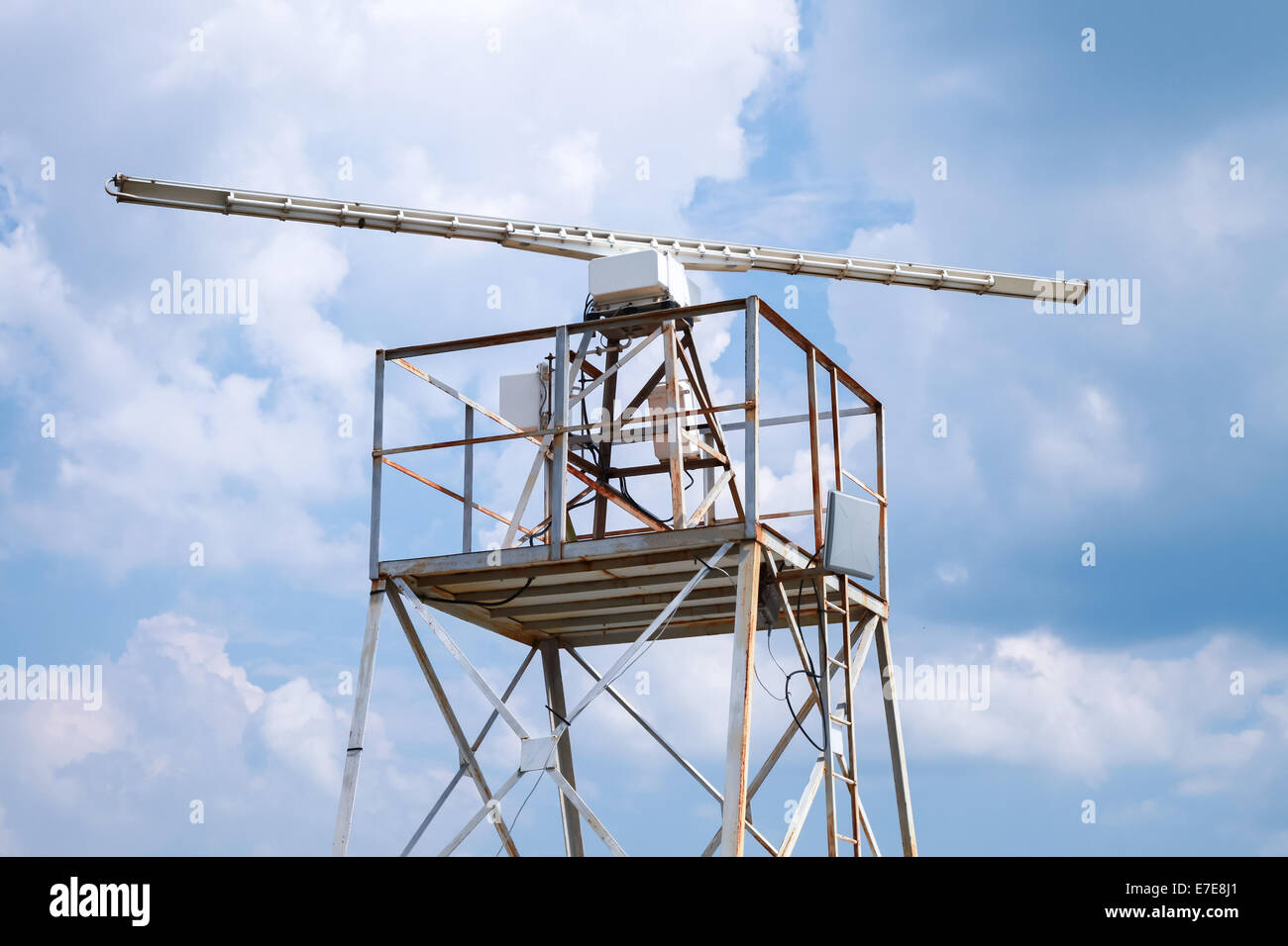 La station radar au-dessus de la tour blue cloudy sky Banque D'Images