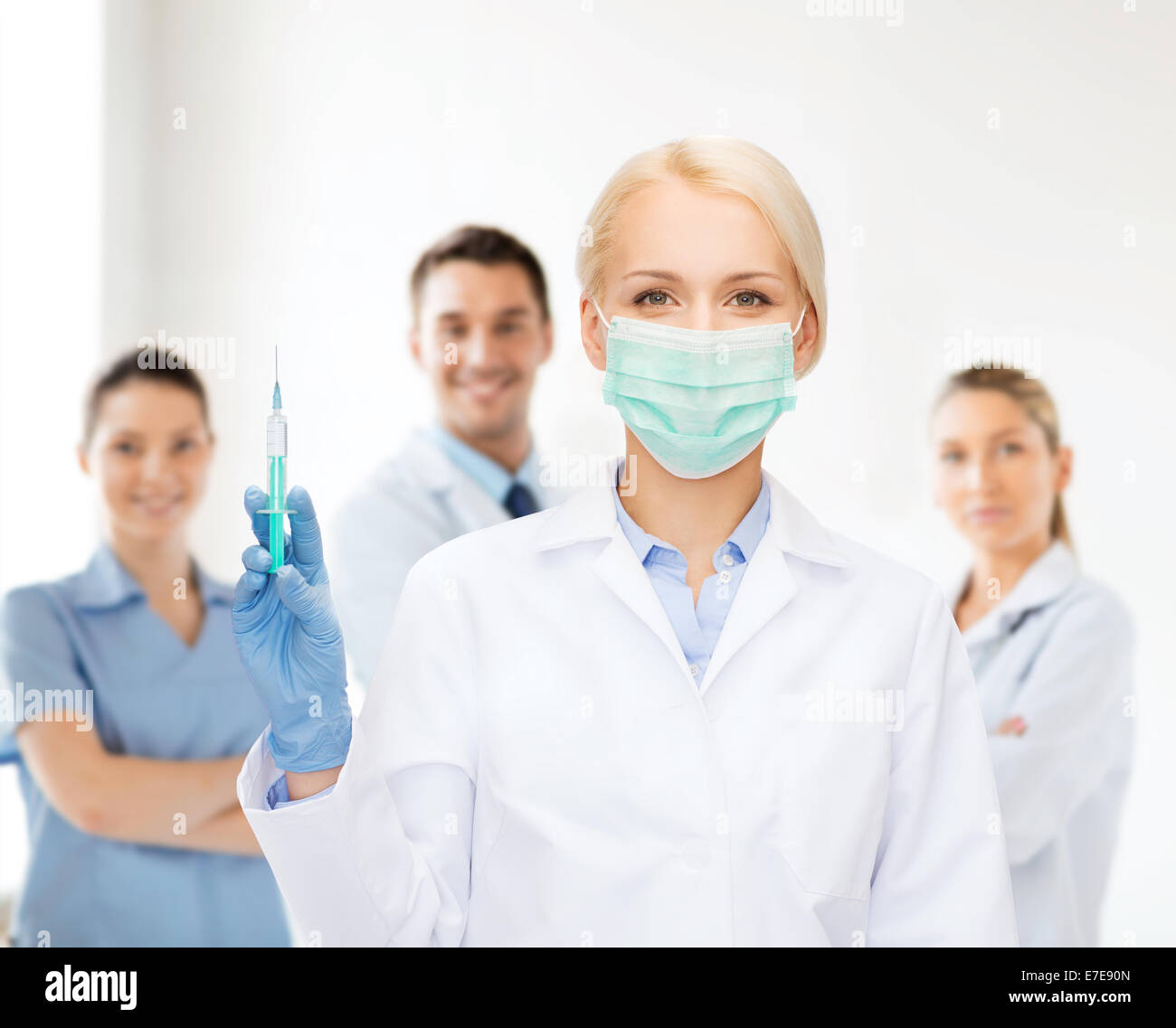 Docteur en injection avec seringue mask holding Banque D'Images