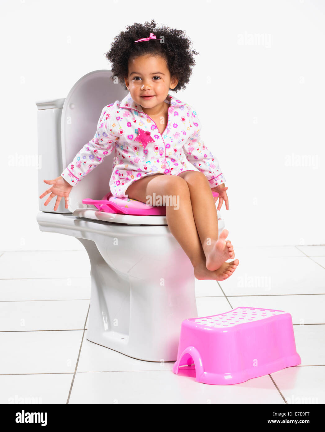 Siege De Toilette A L Aide De Bebe Fille Photo Stock Alamy