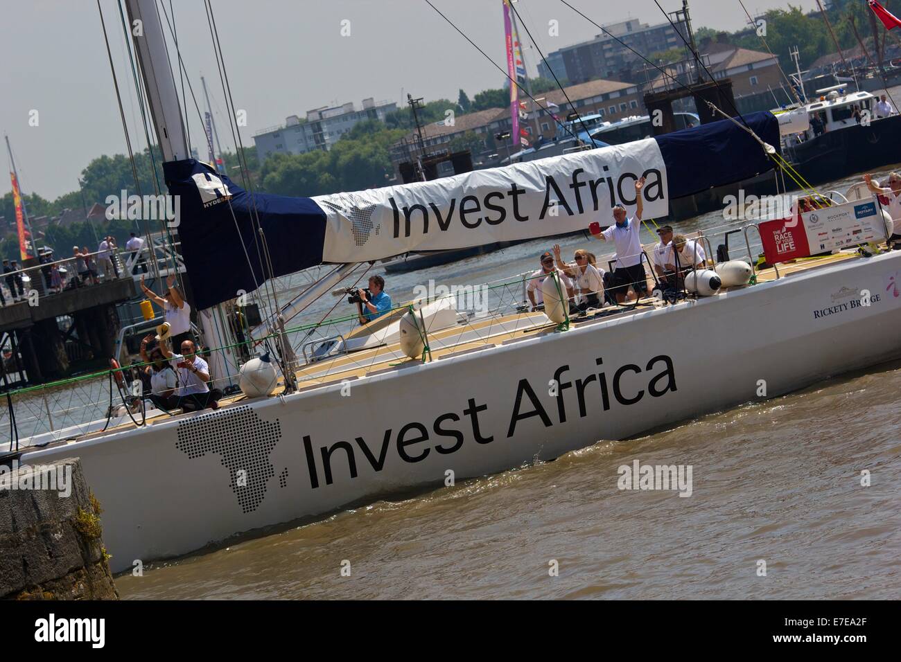 Clipper round the world yacht race 2013/14 Invest Africa voile arrivant à St Katherine Dock Londres Angleterre Europe Banque D'Images