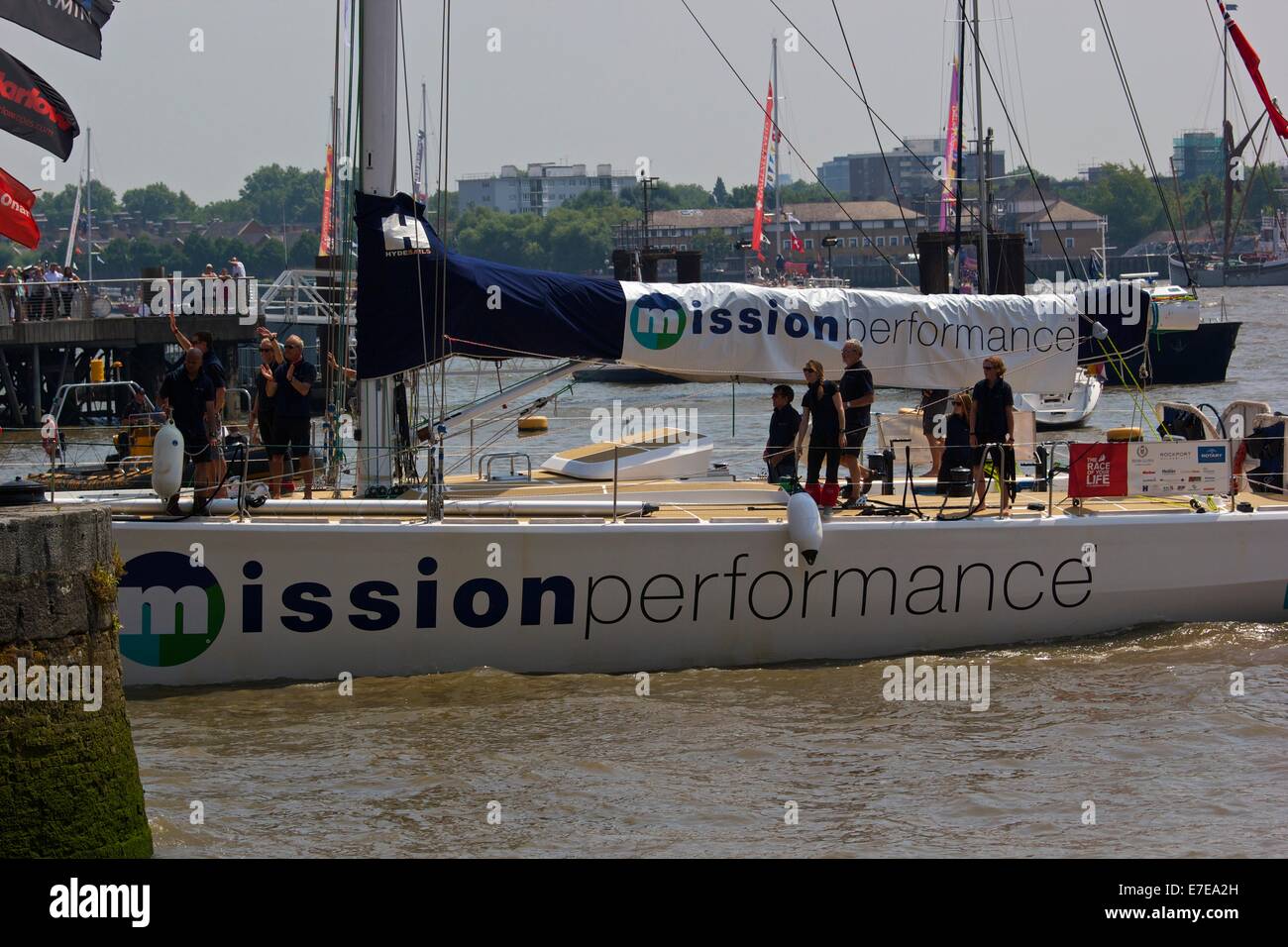 Clipper round the world yacht race Performance Mission parrainé voile saisie St Katherine Dock Londres Angleterre Europe Banque D'Images