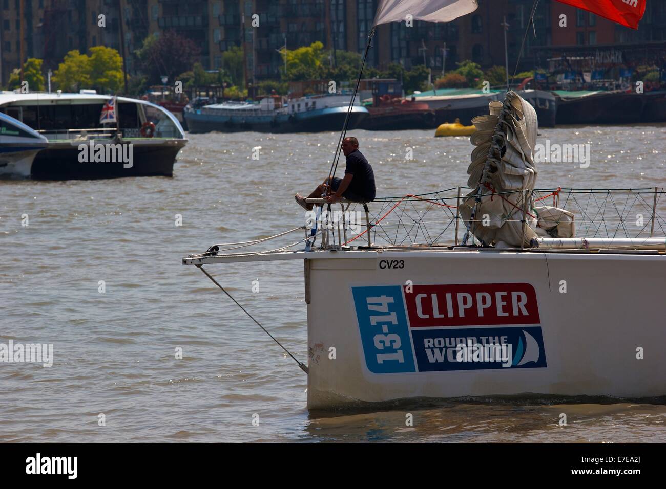 Clipper round the world yacht race 2013-2014 Membre de l'équipage silhouetté tamise Londres Angleterre Europe Banque D'Images