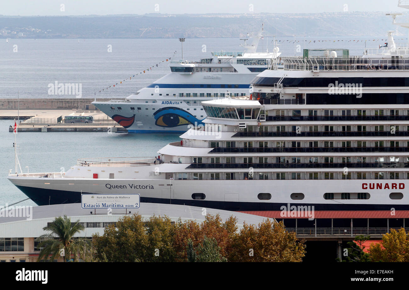 Les bateaux de croisière amarrés dans l'île espagnole de Majorque Banque D'Images