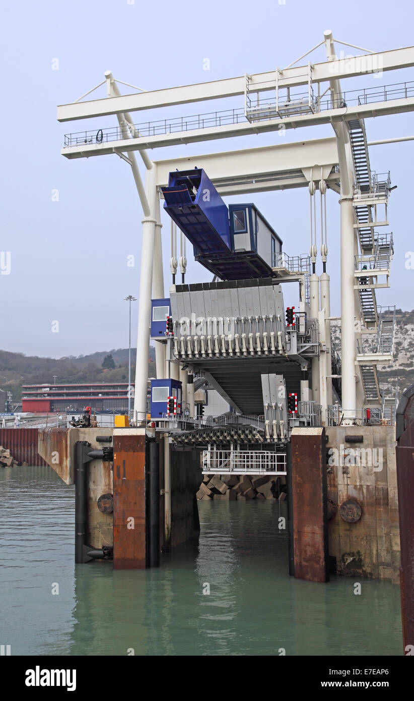 Un nouveau quai du traversier de niveau triple au port de Douvres, en Angleterre. Véhicule servant à la France ferries Banque D'Images