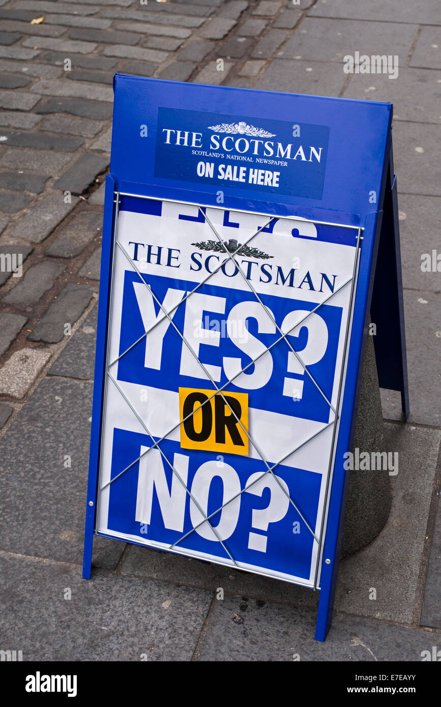 Journal The Scotsman a-board à l'approche du vote sur l'indépendance écossaise avec les mots 'Oui ? Ou pas ?". Banque D'Images