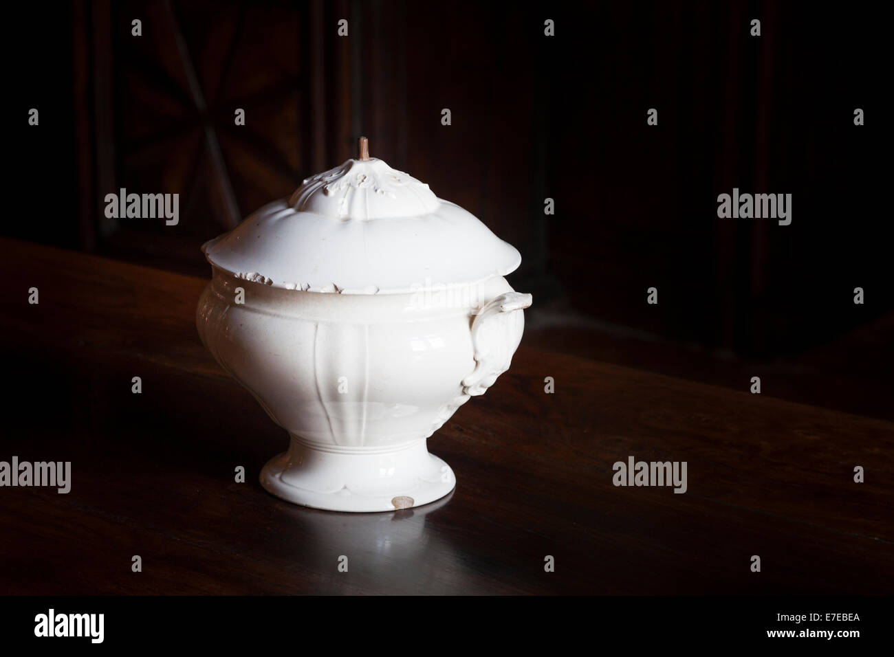 Une soupière en porcelaine dans le petit salon à l'intérieur du château de Monbazillac France Banque D'Images