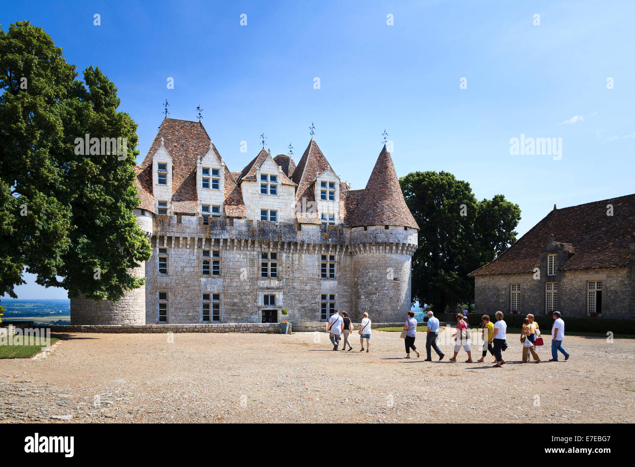 Les touristes à pied à l'entrée du Château de Monbazillac France. Banque D'Images