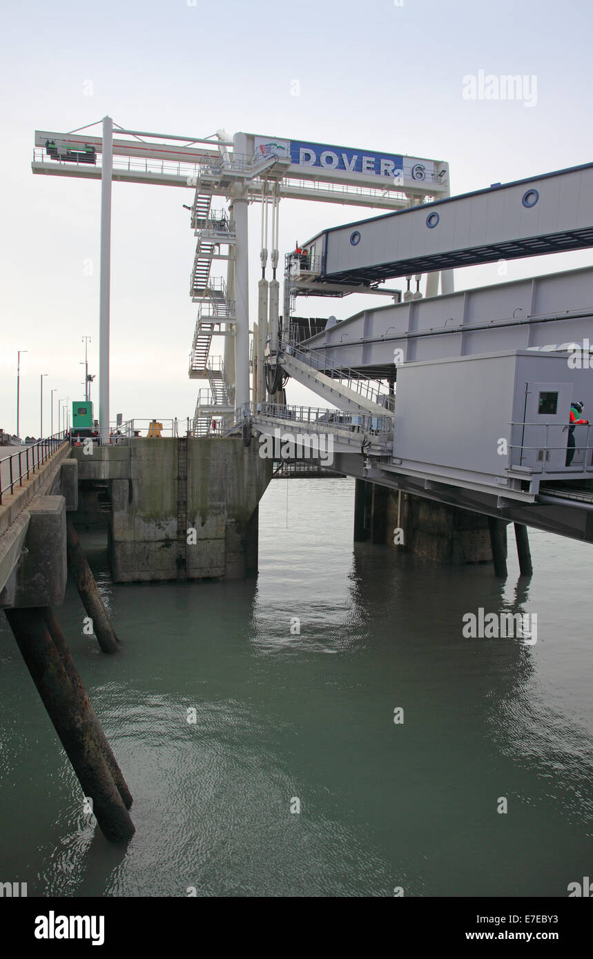 Un nouveau quai du traversier de niveau triple au port de Douvres, en Angleterre. Véhicule servant à la France ferries Banque D'Images