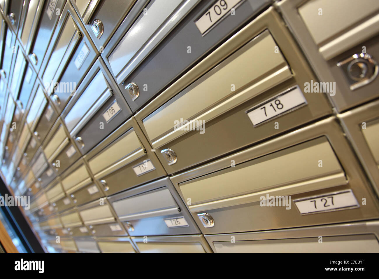 Plusieurs boîtes de courrier dans un bloc résidentiel à la mode dans le centre de Londres, UK Banque D'Images