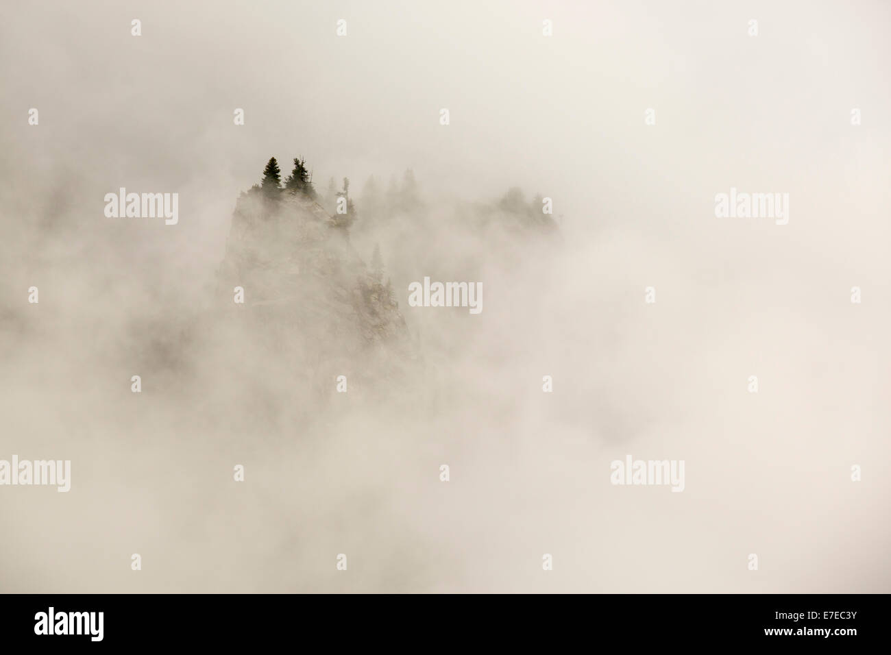 Le brouillard se lever au-dessus de Val Ferret dans les Alpes suisses. Banque D'Images