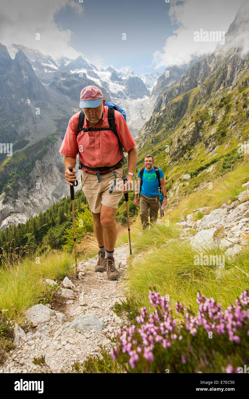 Les marcheurs faisant le tour du Mont blanc ascension vers la Cabanne d'Orny en face du glacier de Saleina reculent rapidement, sur l'Aiguille du Chardonnet au-dessus de Val Ferret dans les Alpes suisses. Banque D'Images