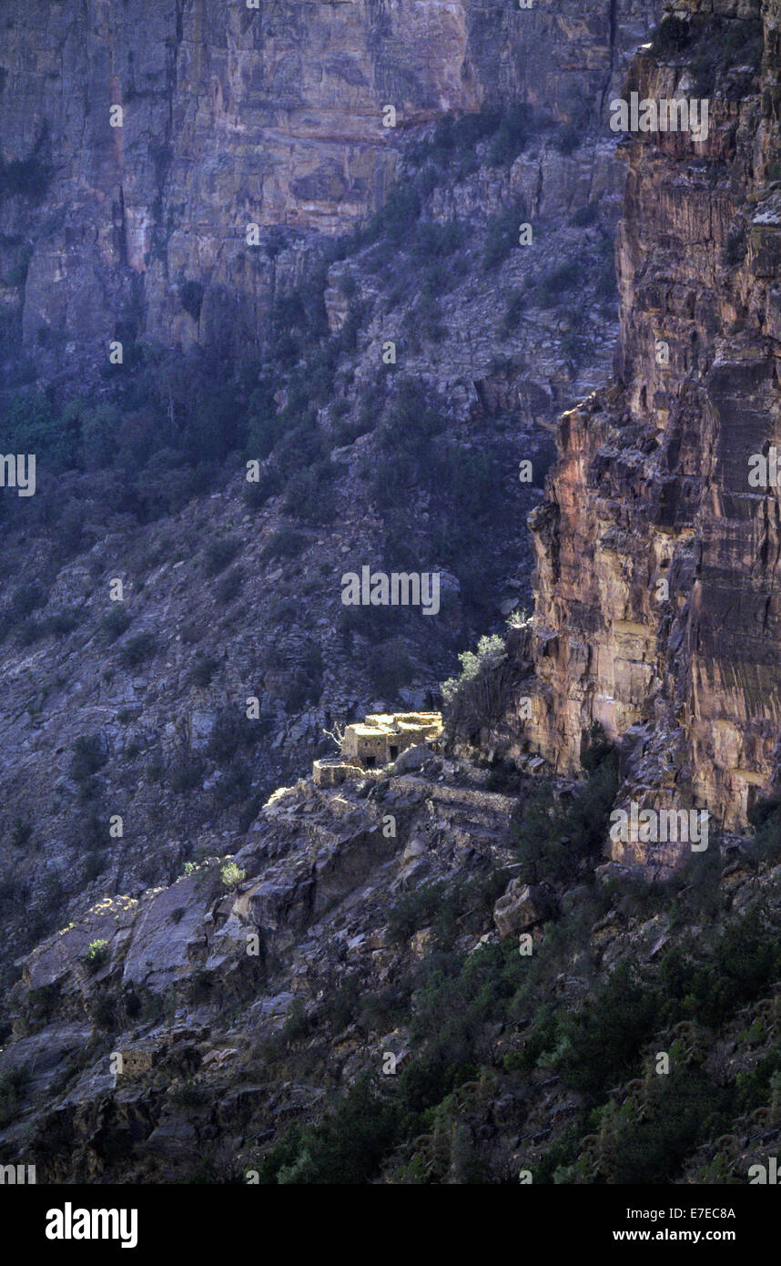 Maisons de montagne éloignée appelée HABALA sur une falaise, DANS LE PARC NATIONAL ASIR EN ARABIE SAOUDITE Banque D'Images