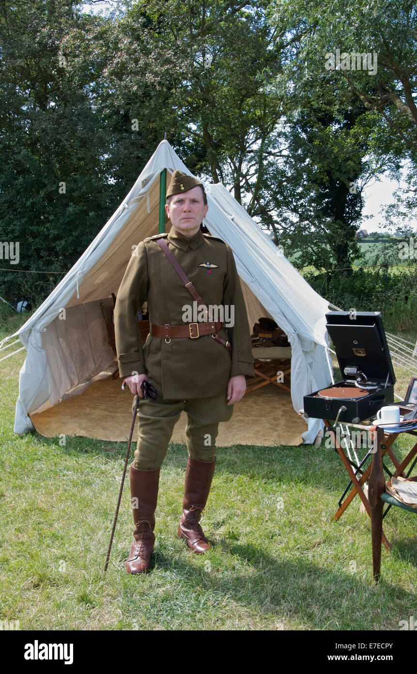 World War 1 Royal Flying Corps dirigeant de la reconstitution médiévale à partir de la grande guerre Society portant uniforme. Banque D'Images