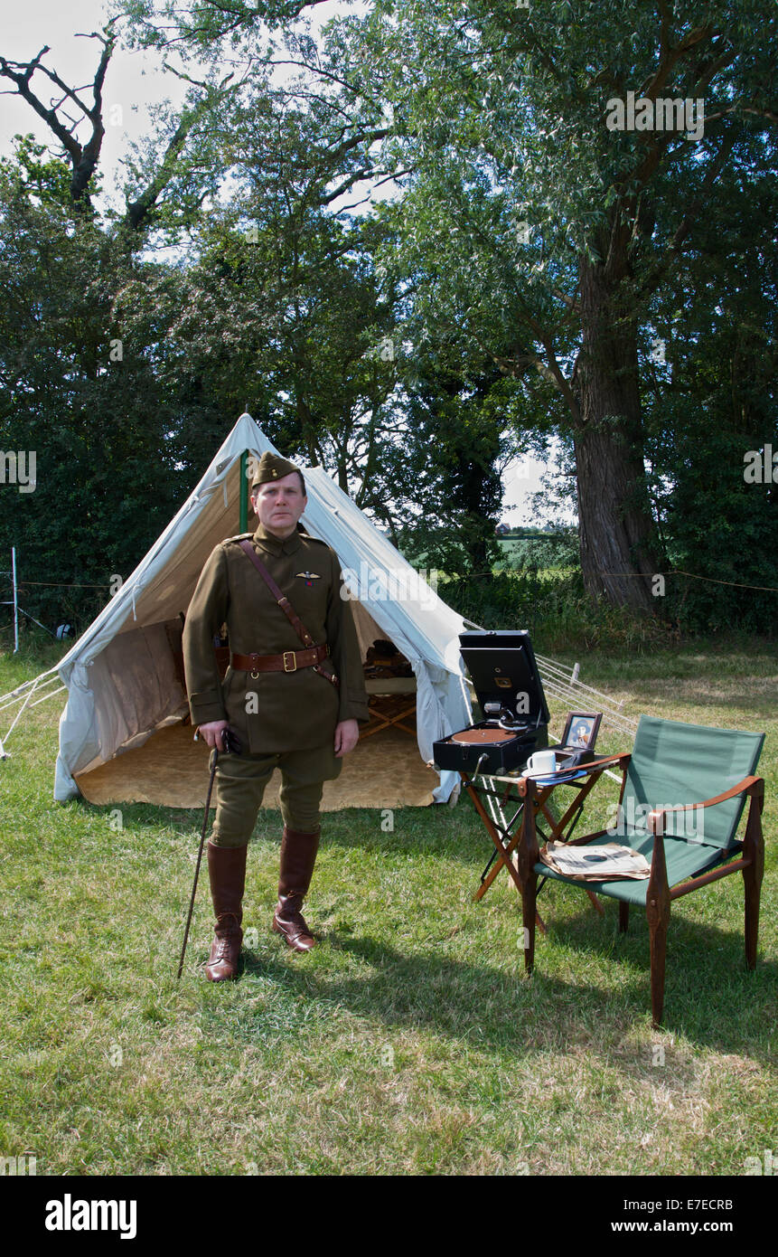 World War 1 Royal Flying Corps dirigeant de la reconstitution médiévale à partir de la Grande Guerre Society portant uniforme. Banque D'Images