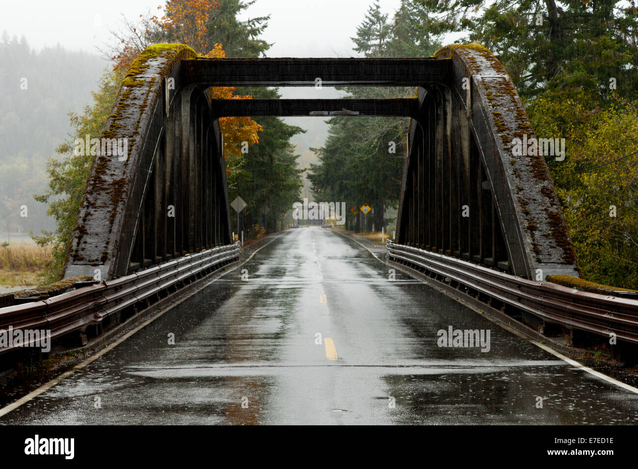 Pont de la route 101 dans la pluie, Washington Pacific Coast Highway Banque D'Images