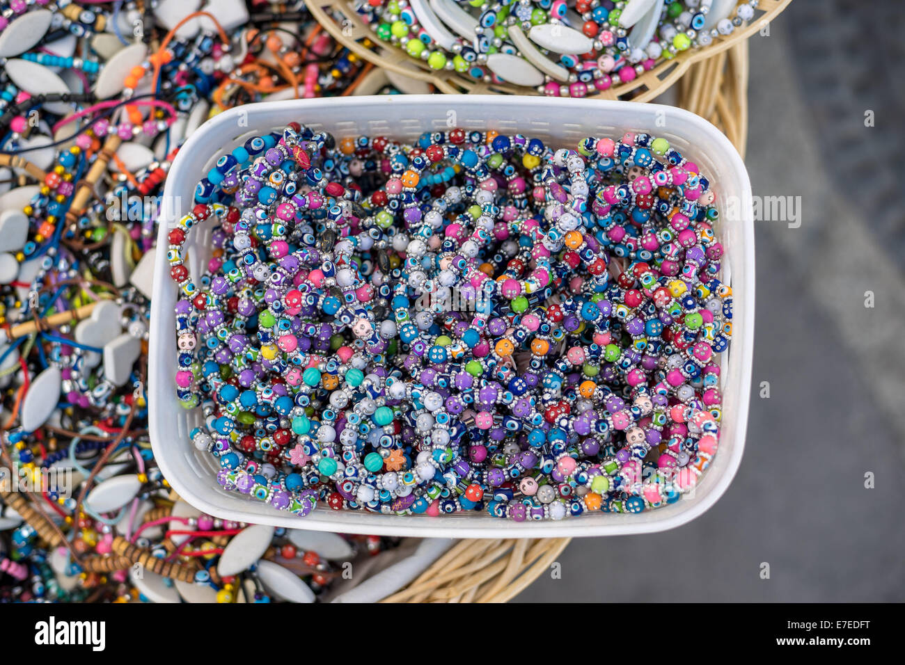 Bracelets dans le panier Bodrum Turquie Banque D'Images