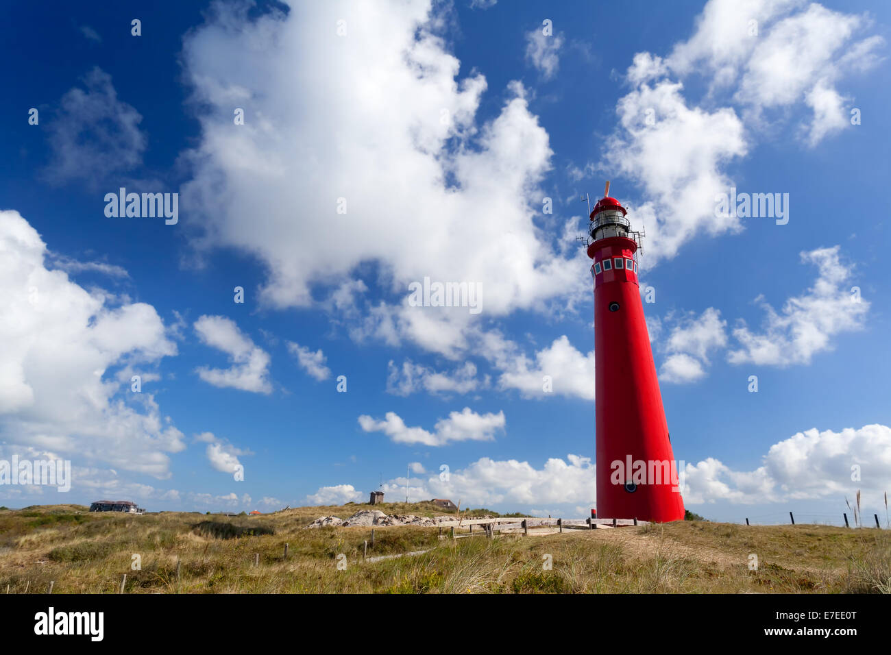 L'oer phare rouge de Schiermonnikoog, ciel bleu, Frise Banque D'Images