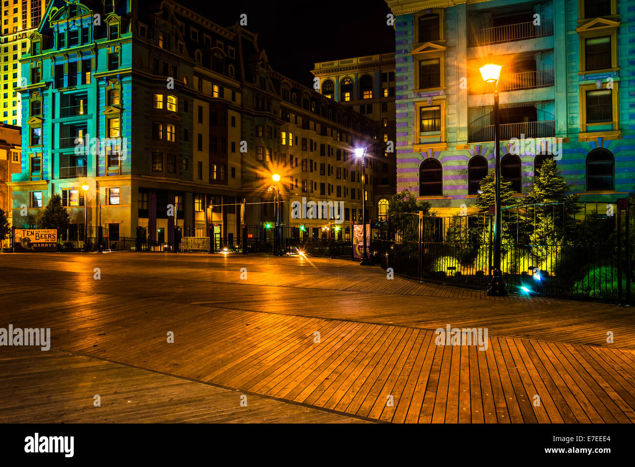 Bâtiments colorés le long de la promenade de nuit à Atlantic City, New Jersey. Banque D'Images