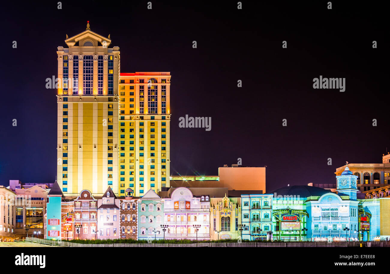 Bâtiments colorés le long de la promenade de nuit à Atlantic City, New Jersey. Banque D'Images