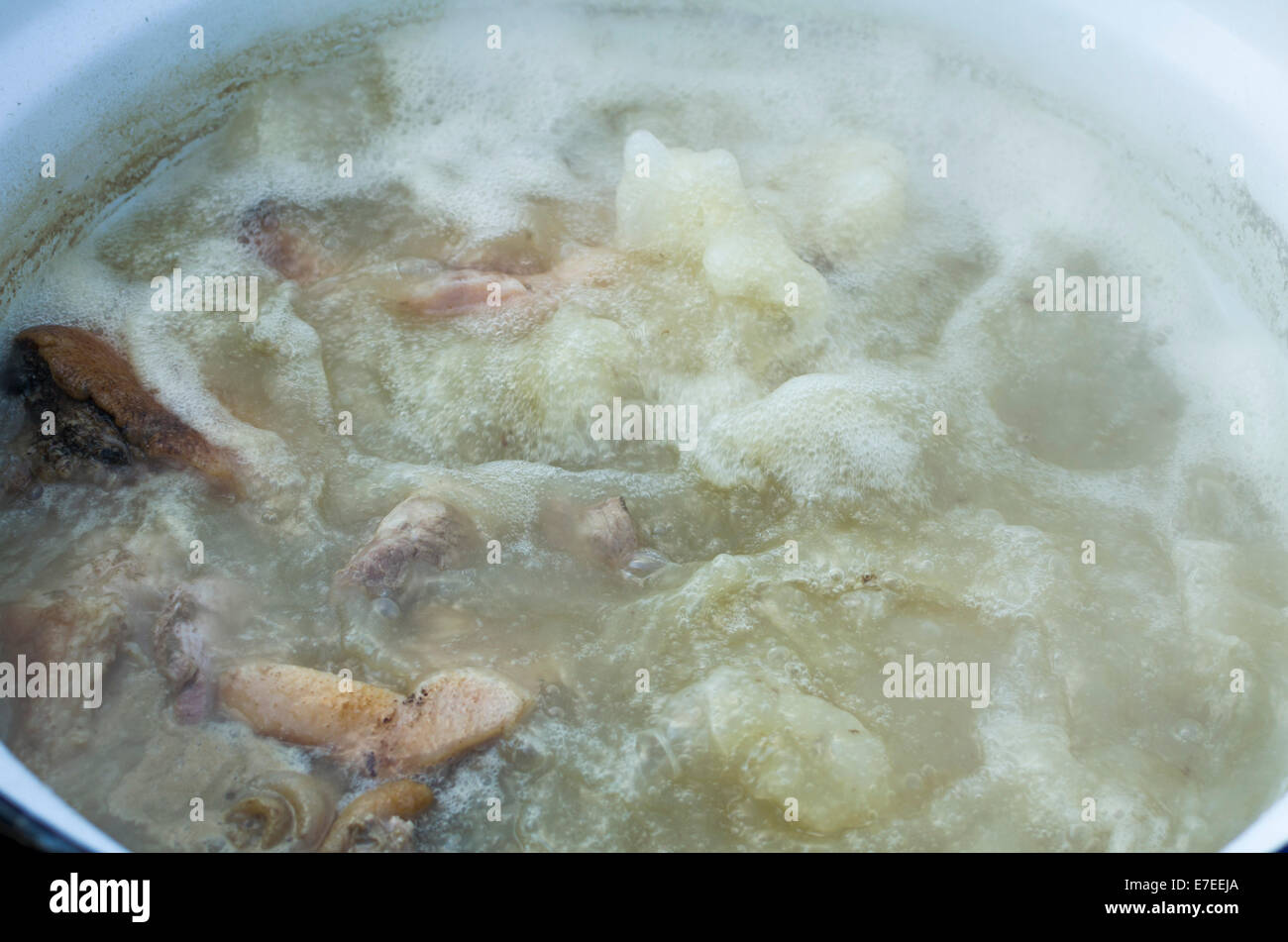 Morceaux de viande Cuisson dans l'eau bouillante Banque D'Images